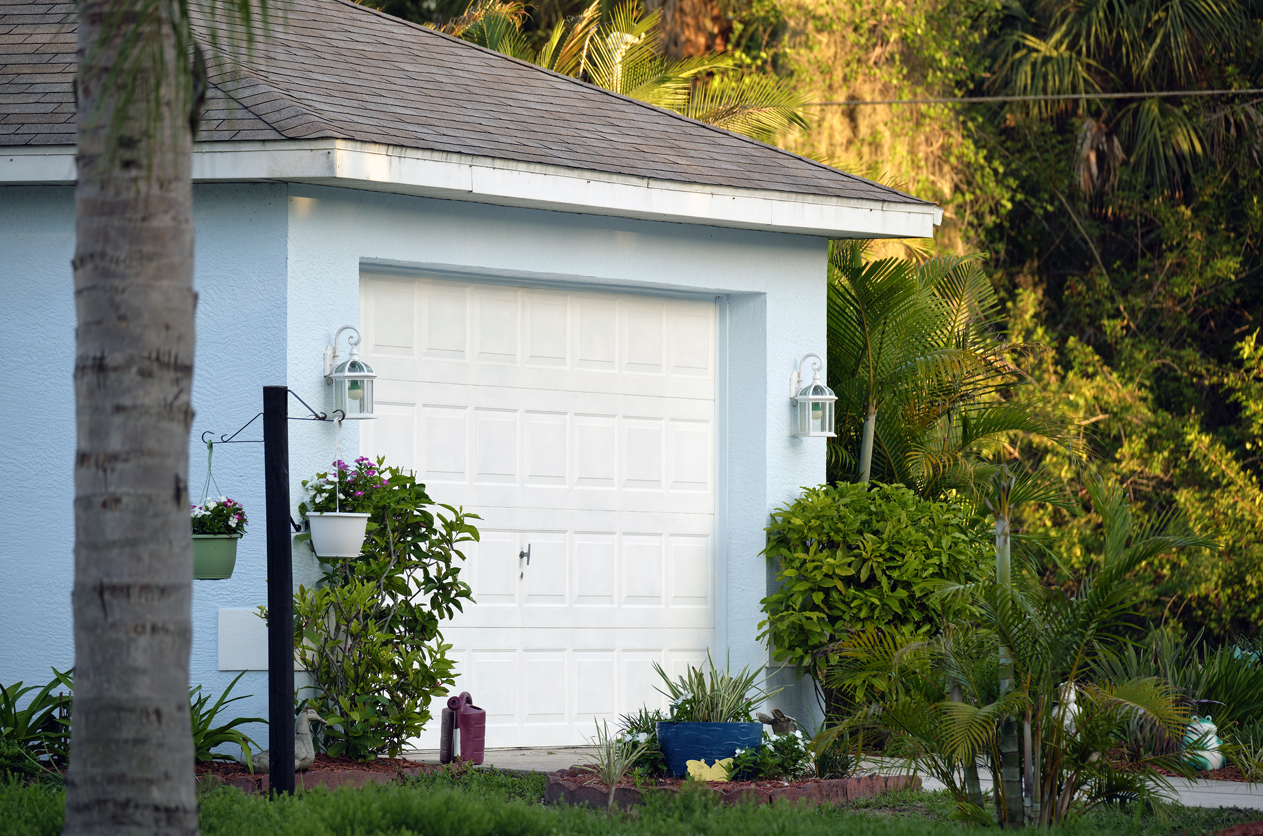Emergency garage door repair service